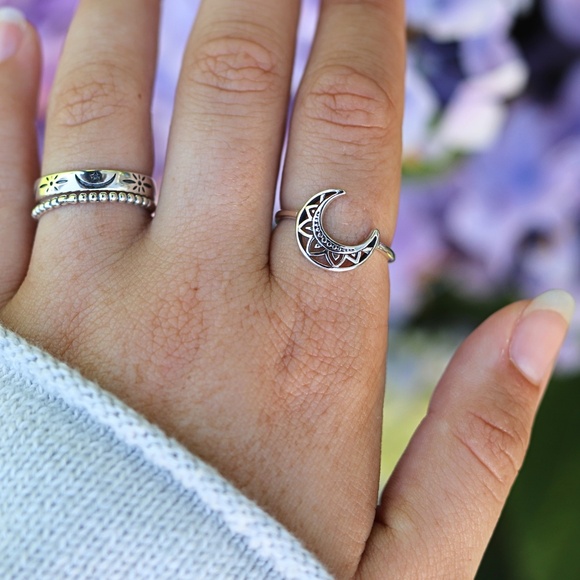 925 Sterling Silver Crescent Moon Ring in Sizes 5-10 - Picture 10 of 13